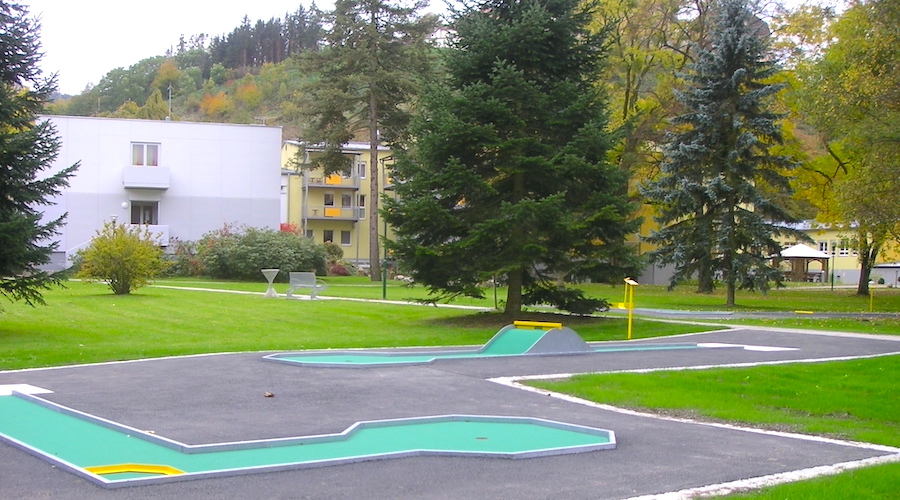 Die barrierefreie Minigolf Anlage wird von Patienten, Besuchern und Mitarbeitern der Rehab Klinik in Judenberg benutzt.